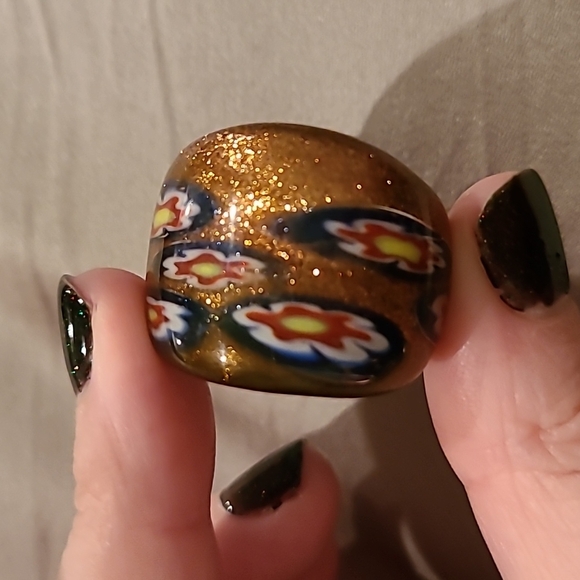 Glass ring with flowers - Picture 7 of 7